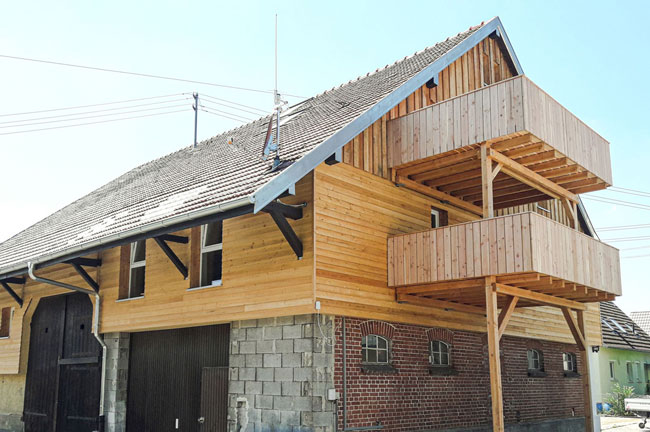 Sanierung einer Hausfassade mit Holzverkleidung